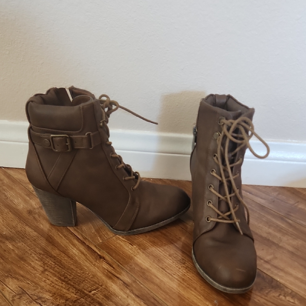 Daisy Fuentes Lace Up Bootie